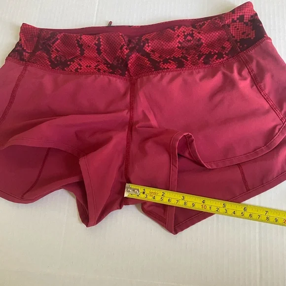Lululemon Run Speed Short 2.5" Size 4 Cranberry Red Snake Skin Four Way Stretch - Picture 6 of 6